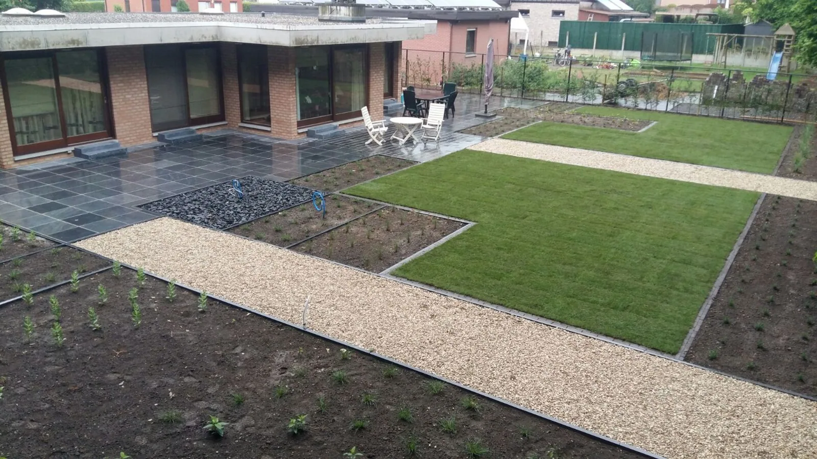 Pas aangelegde tuin met nieuw gazon, grindpaden en terras — Lumen bv