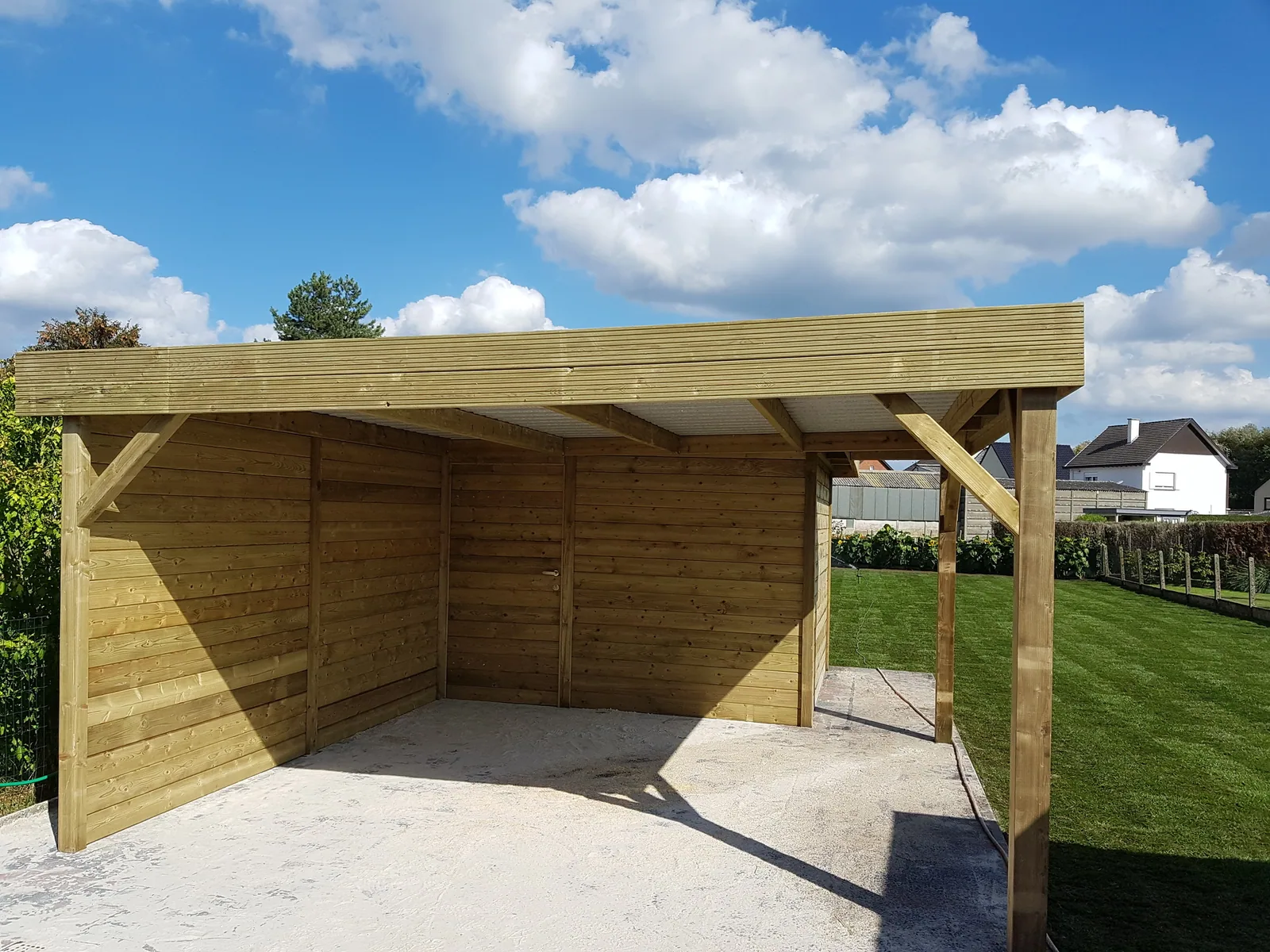 Houten carport met plat dak in een tuin — Lumen bv